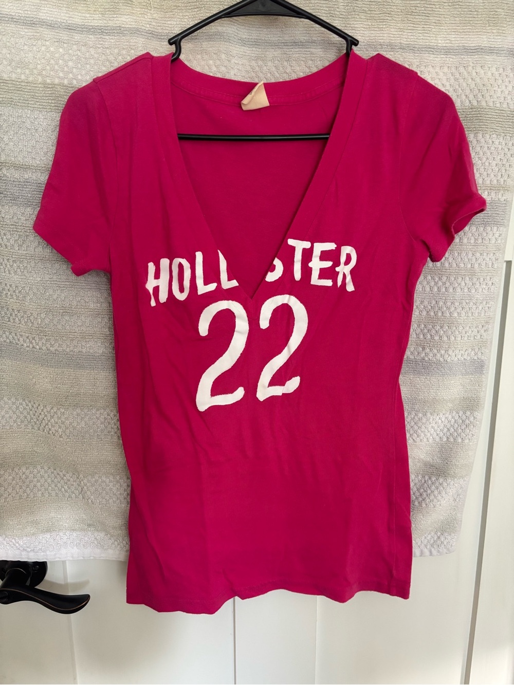 Hollister Hot Pink V-Neck '22 Graphic' Short Sleeve Tee